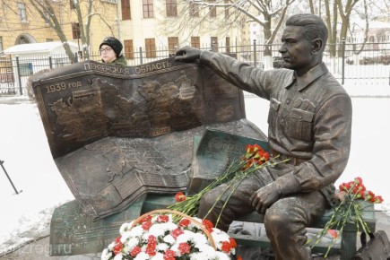 Во вторник, 30 декабря, на улице Кирова в Пензе, на участке между зданием областного правительства и торговым центром «Пассаж», открыли скульптуру в честь Александра Баталина (1905-1980)