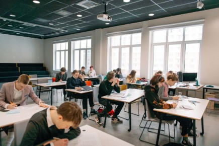 В российских школах вводят новые оценки за поведение: что стоит знать об эксперименте