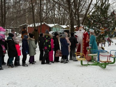 Праздники двора – настоящая радость для ребятни всех возрастов и их родителей! Когда до Нового года остаются считанные деньки, особенно важно создать эту волшебную атмосферу и сохранить её на протяжении всех каникул