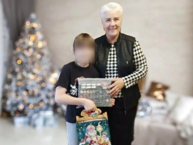 Людмила Глухова подарила школьнице из Каменки долгожданный презент