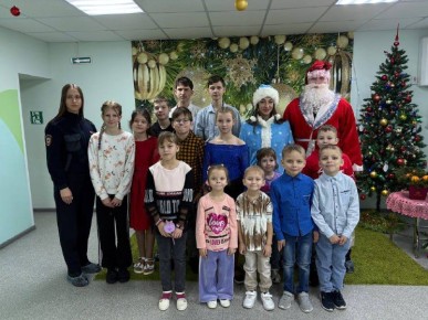 В Каменке полицейские поздравили с новогодними праздниками воспитанников социального приюта