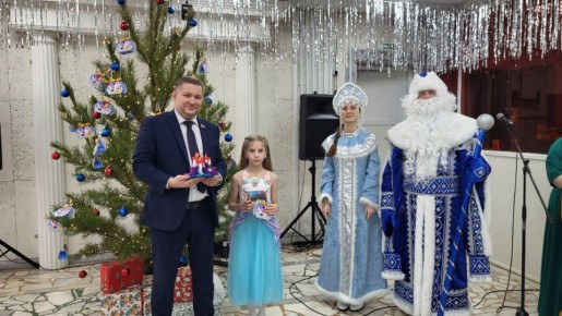 Павел Куликов поддержал благотворительную акцию «Елка желаний»